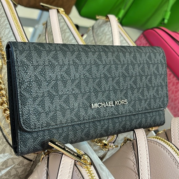 Michael Kors Jet Set Large Signature Logo Tri-Fold Wallet
Black 
NWT - Picture 4 of 16